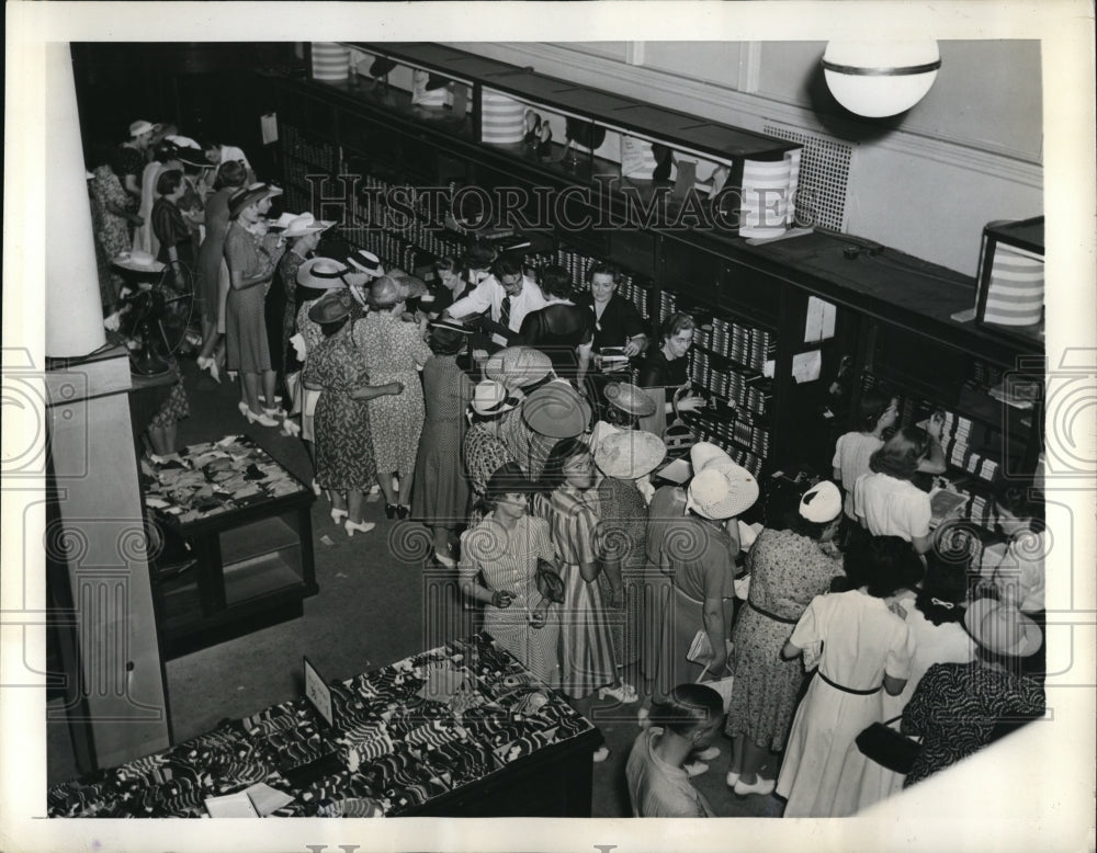 1941 Press Photo Washignton D.C. Department Store Women Rush for Silk Stockings- Historic Images