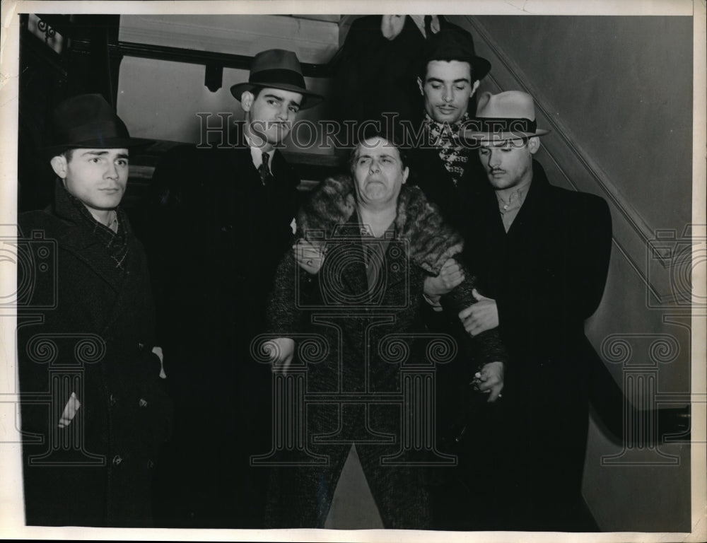 1938 Press Photo Maria Pravato & son, Other son slain, Arrive at police HQ
