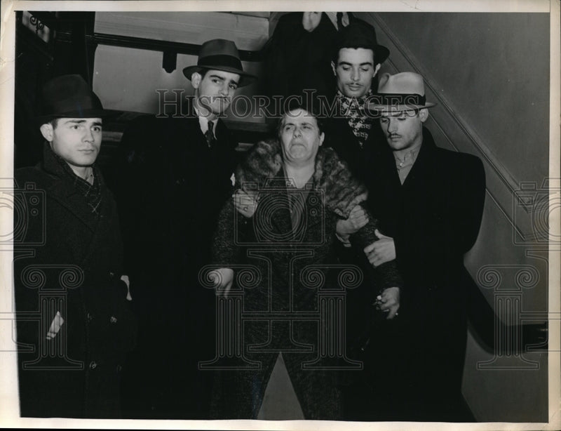 Load image into Gallery viewer, 1938 Press Photo Maria Pravato &amp; son, Other son slain, Arrive at police HQ
