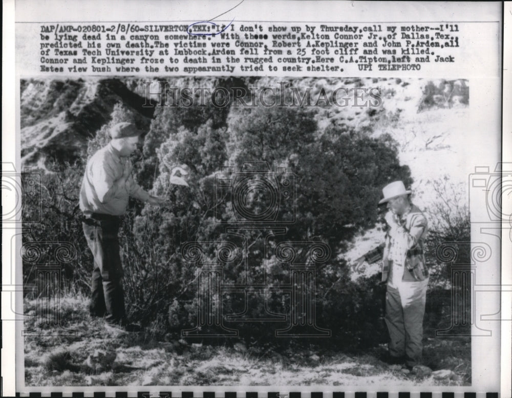 1960 Press Photo Silverton Tex CA Tipton, Jack Estes at scene 3 men fell & died