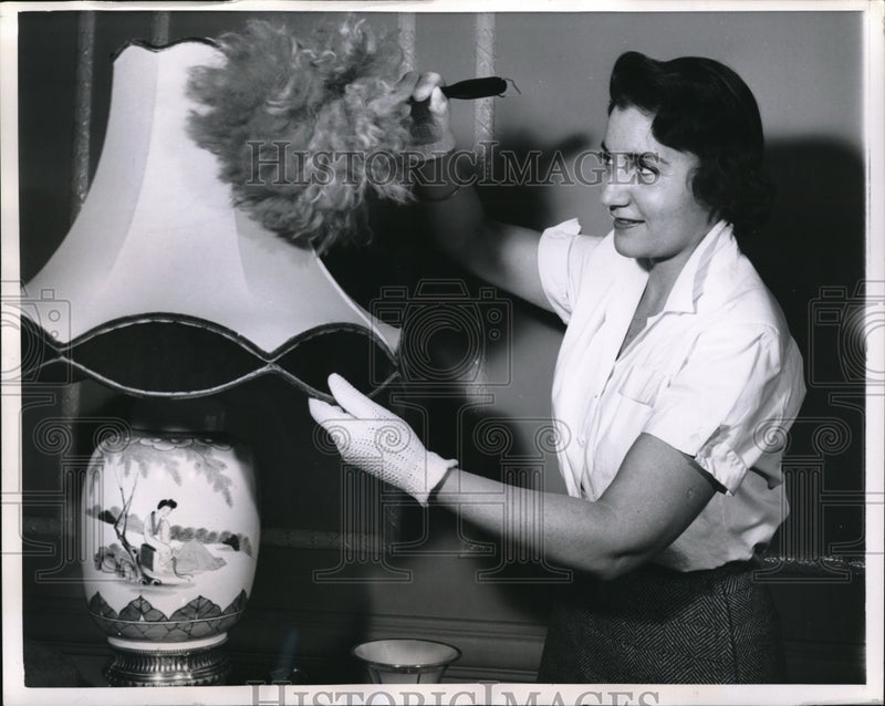 Load image into Gallery viewer, 1955 Press Photo Yvonne Sergeant hand model protects them with gloves at home
