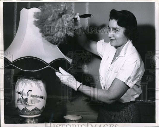 1955 Press Photo Yvonne Sergeant hand model protects them with gloves at home