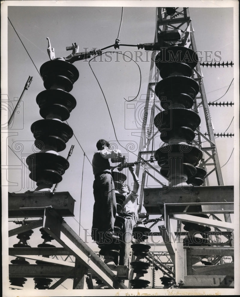 Load image into Gallery viewer, 1952 Press Photo Chilean electrical engineer at Sauzal hydro plant
