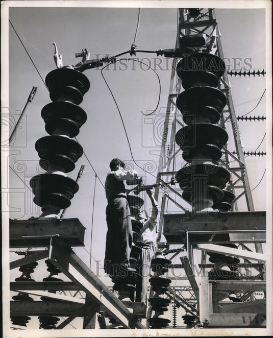 1952 Press Photo Chilean electrical engineer at Sauzal hydro plant