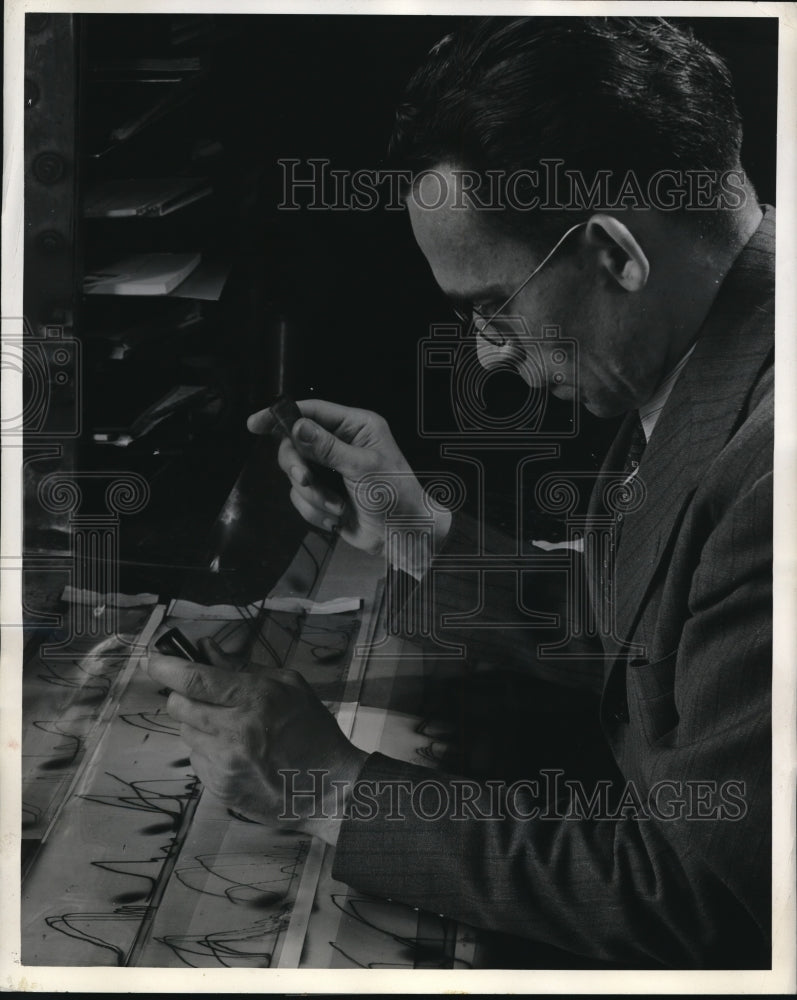 1941 Press Photo Dr. P. L. Bellaschi studies lightning at Westinghouse lab