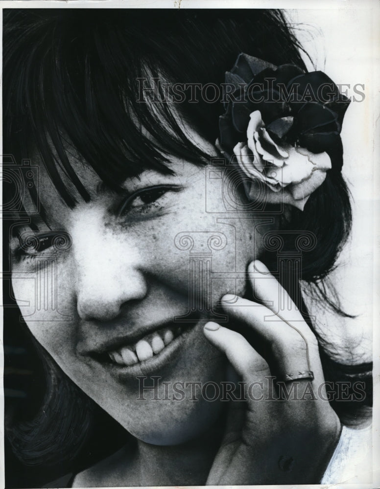 1970 Press Photo Mrs Tom Sinnet San Bernadino California Bi Colored Rose Garden