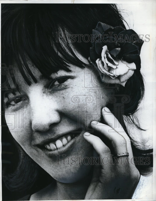 1970 Press Photo Mrs Tom Sinnet San Bernadino California Bi Colored Rose Garden