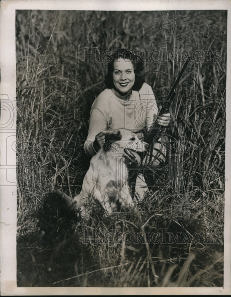 1937 Press Photo Lucille Sladd College Park Georgia Hunting Dog Shotgun Nature