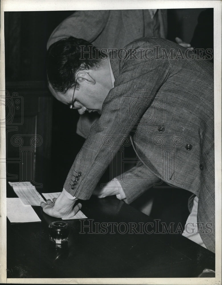 1938 Press Photo Ellsworth Statter at a desk