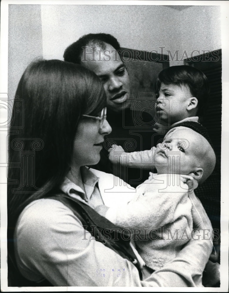 Load image into Gallery viewer, 1970 Press Photo Writer John E Wideman with wife Judy &amp; sons Dan, Jacob
