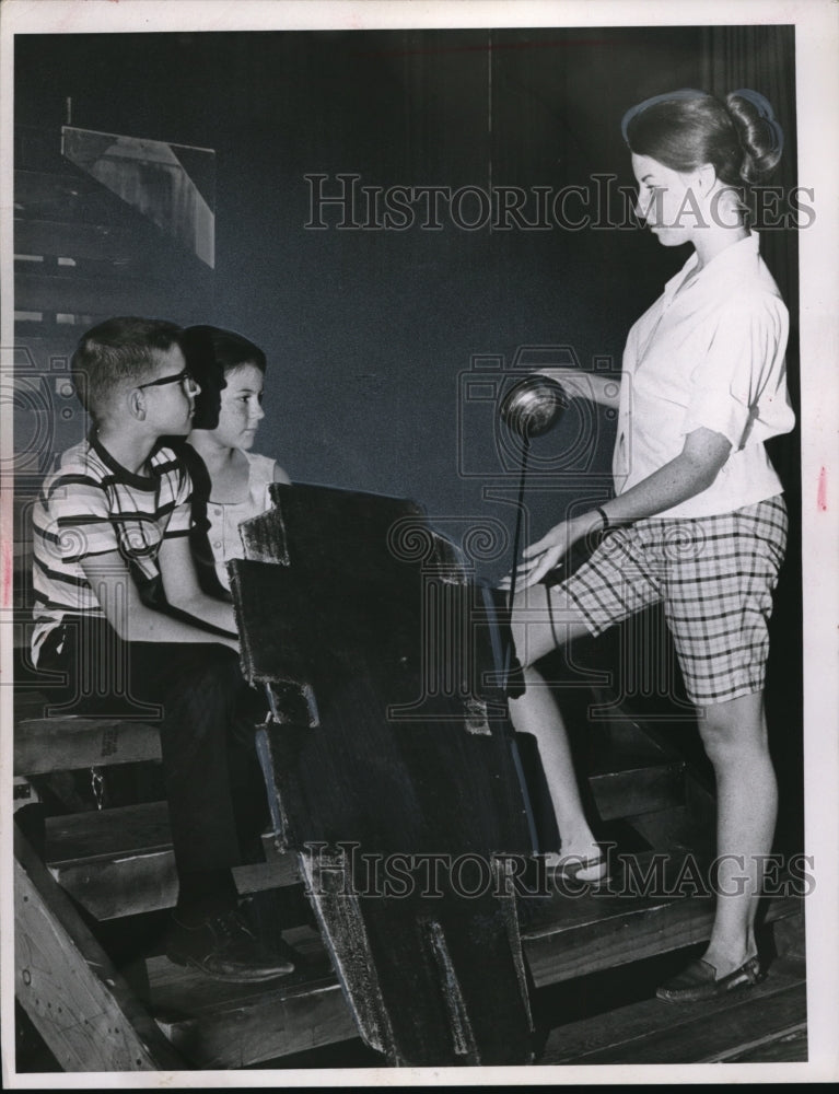 Load image into Gallery viewer, 1966 Press Photo Great Lakes Shakespeare Festival Tour: Ronald Schuster,
