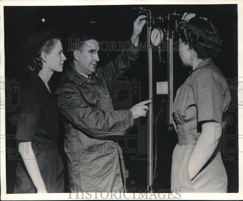 Load image into Gallery viewer, 1942 Press Photo Koppers United Company Rubber Plant Training Univ of Pittsburgh
