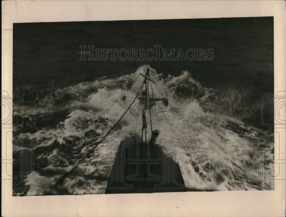 1922 Press Photo Looking over the bow of a submarine at sea