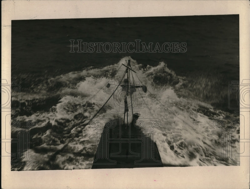 Load image into Gallery viewer, 1922 Press Photo Looking over the bow of a submarine at sea
