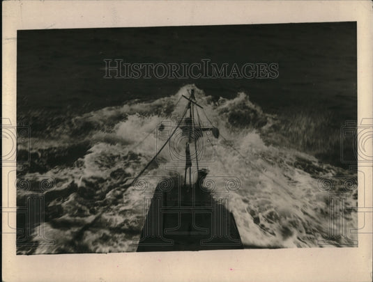 1922 Press Photo Looking over the bow of a submarine at sea