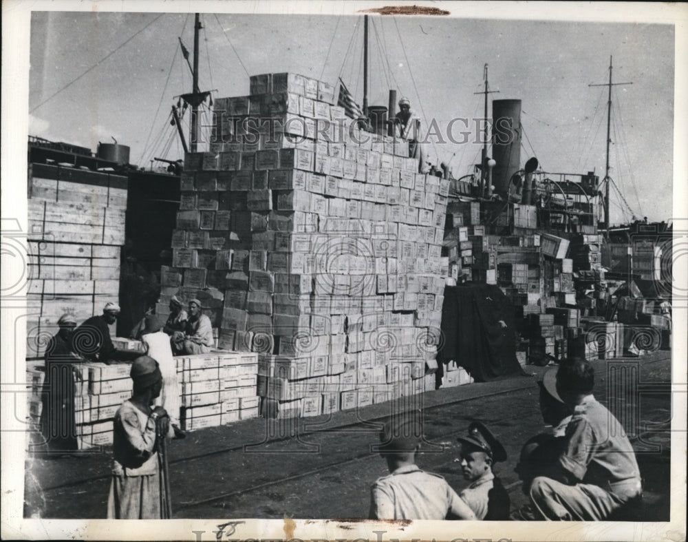 1943 Press Photo Cases of foodstuff unloaded in Middle East port for UN troops