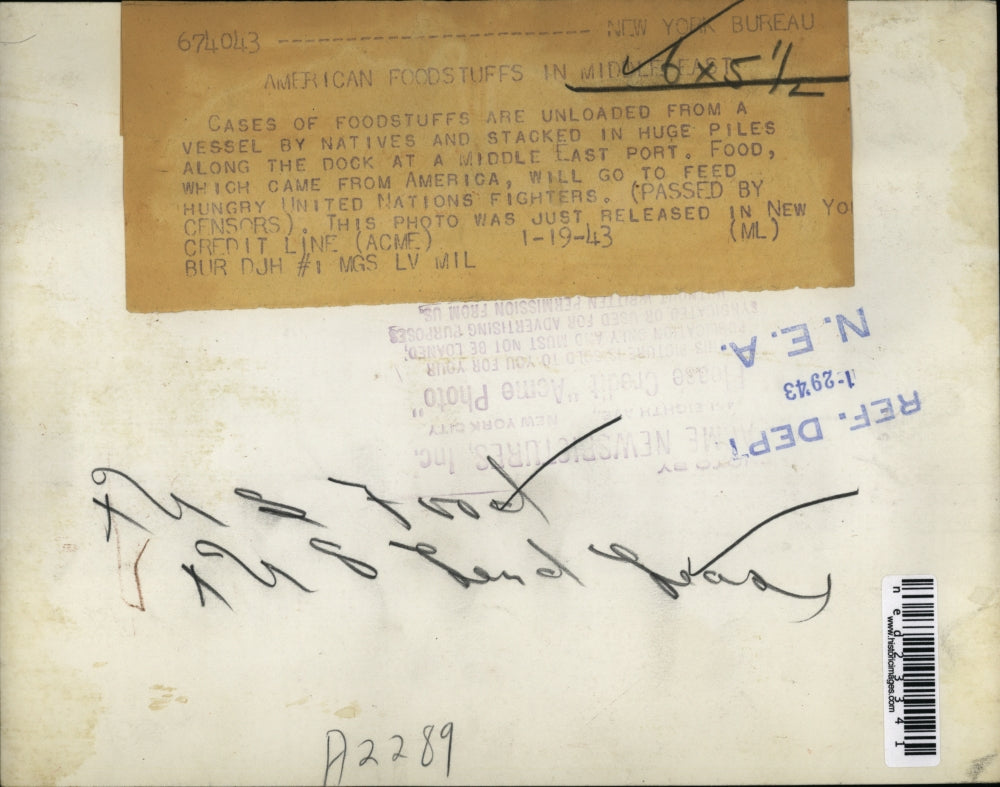 1943 Press Photo Cases of foodstuff unloaded in Middle East port for UN troops