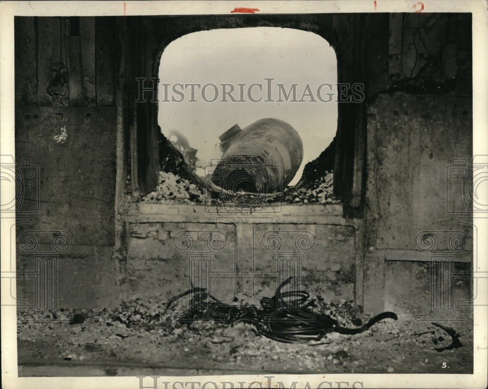 1942 Press Photo Hearth Of The Furnace Old Cannons Are Destroyed