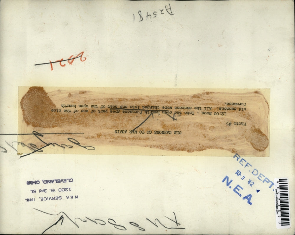 1942 Press Photo Hearth Of The Furnace Old Cannons Are Destroyed