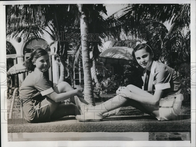 Load image into Gallery viewer, 1935 Press Photo Elizabeth Rachel Gibbs James Garoen New York Miami Beach Club
