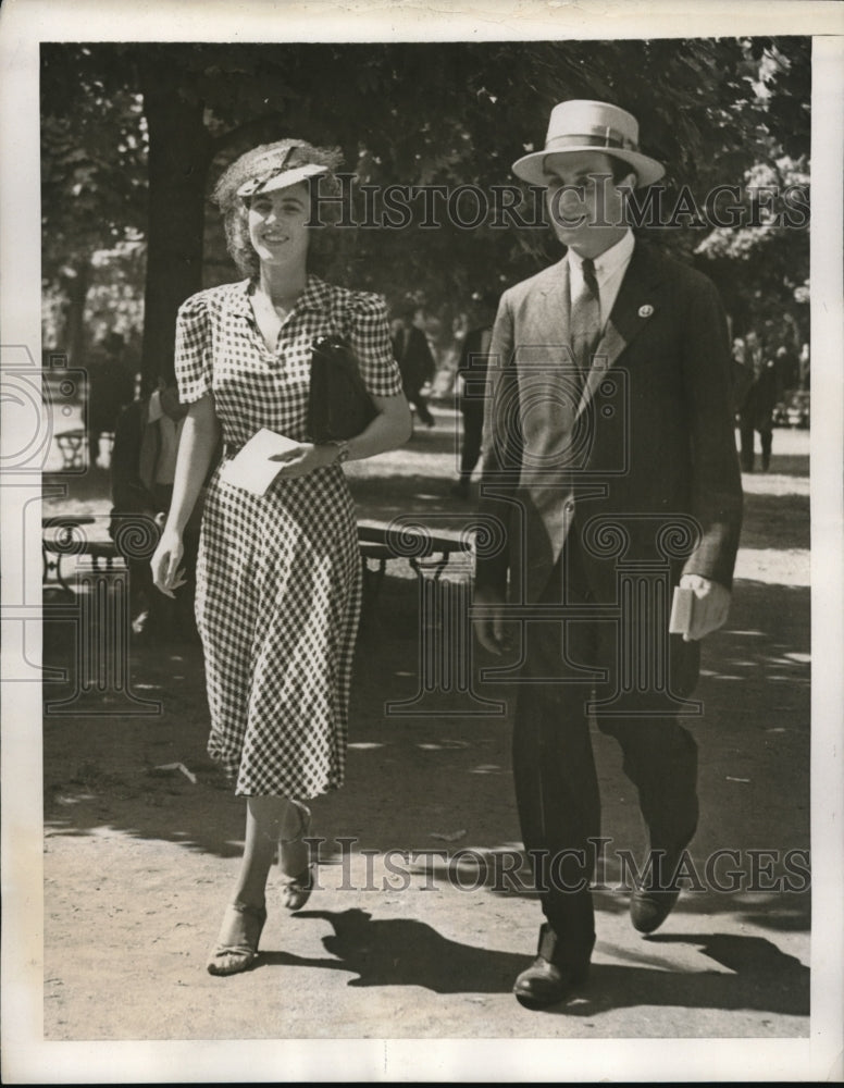 Load image into Gallery viewer, 1939 Press Photo Belmont Park NY Mr &amp; Mrs Robert Gibb at track for Memorial Day
