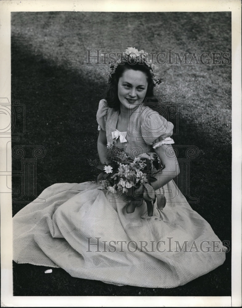 Load image into Gallery viewer, 1941 Press Photo Jenkintown Pa Jean Skoslund Beaver College Sr Queen of May
