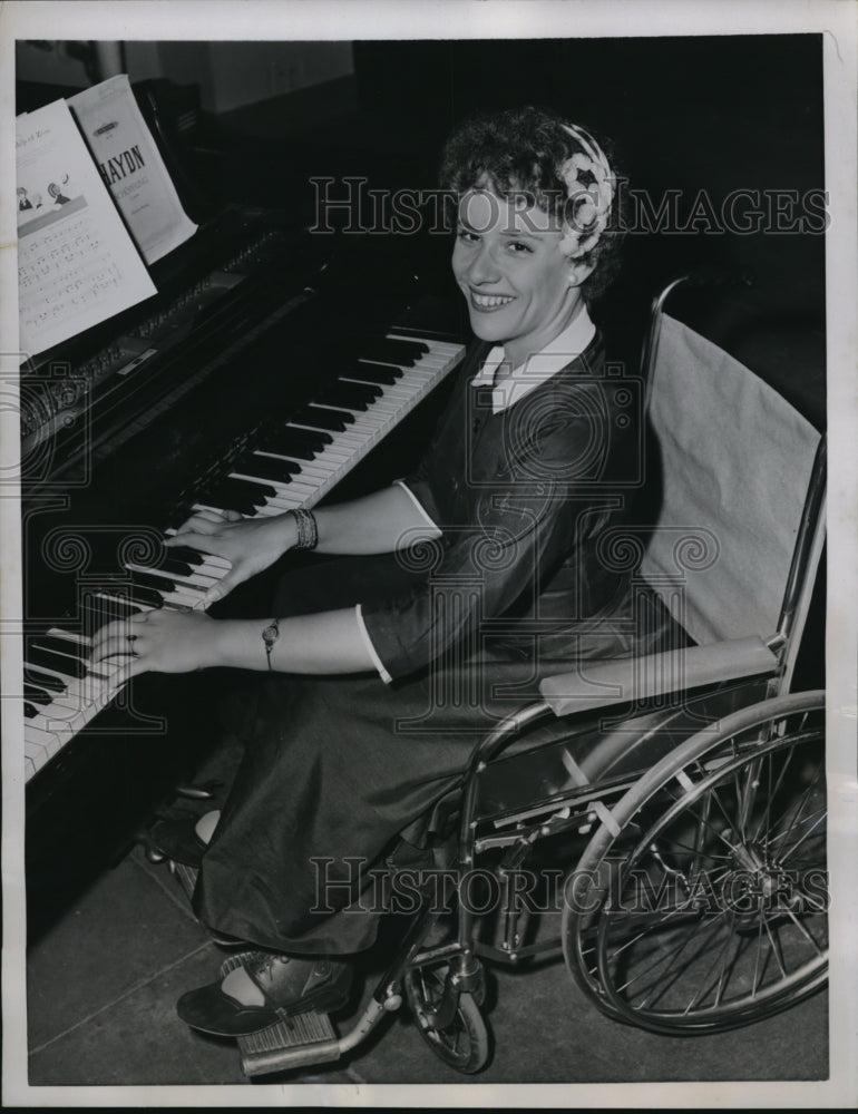 1957 Press Photo New York Jessie Mc Phee plays piano for mental patients in New