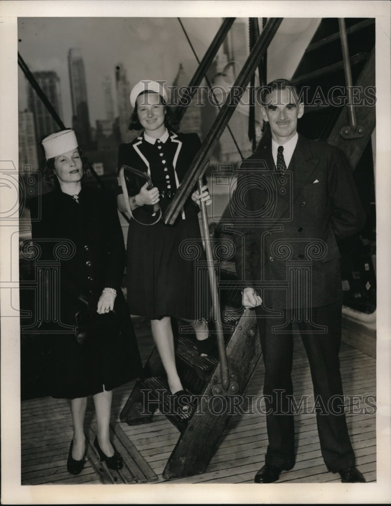 Load image into Gallery viewer, 1940 Press Photo NYC CP Harrington, GM pres from Brazil, Mrs Harrington, O Ann
