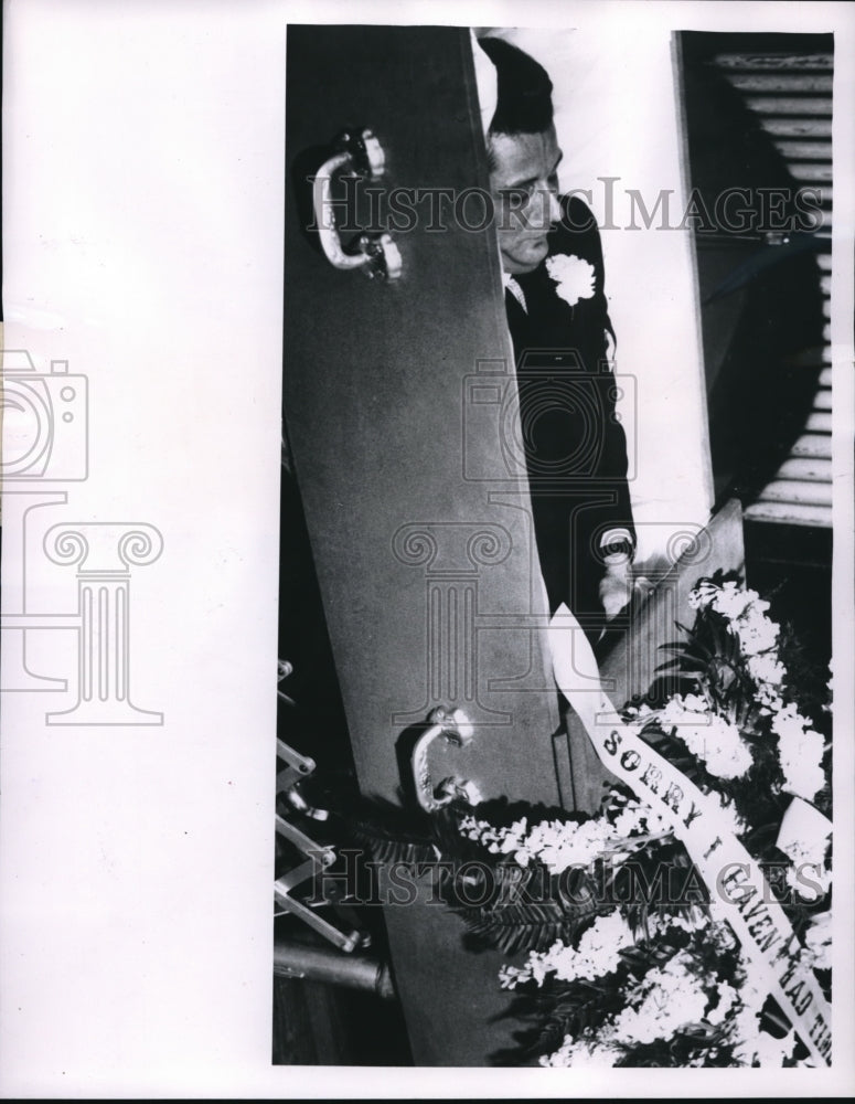 1956 Press Photo Florist James Woolman in casket as a costume at Bridey Murphy p