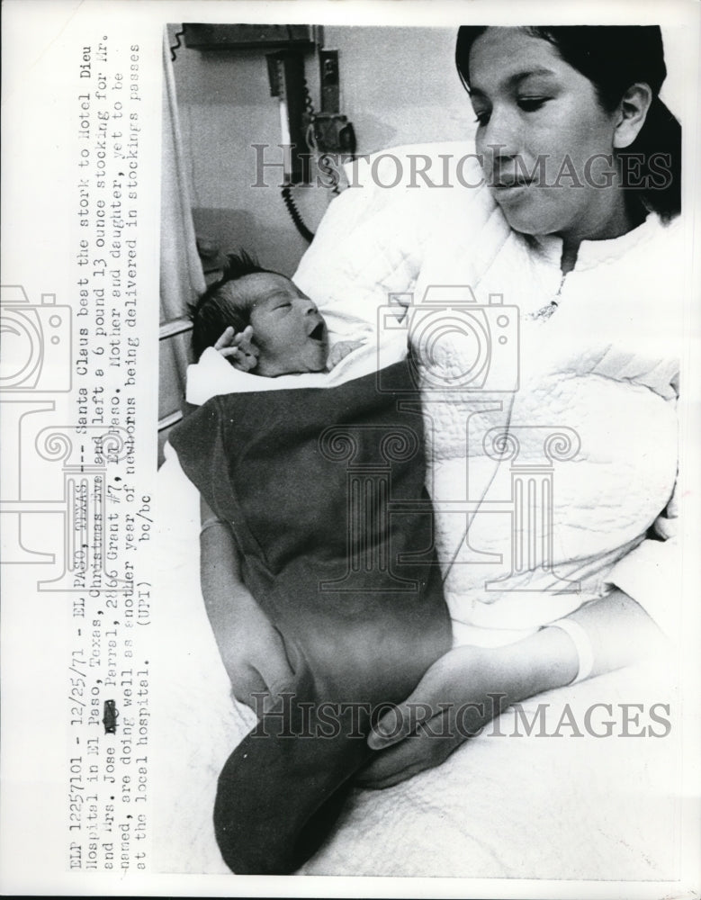 Load image into Gallery viewer, 1971 Press Photo El Paso Texas Mrs Jose Parall &amp; newborn baby
