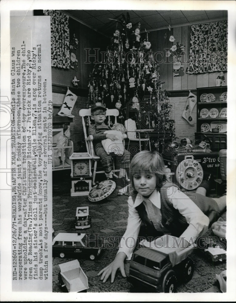 Load image into Gallery viewer, 1971 Press Photo Reading Pa Rick, Ellen &amp; Ricky Patrick with Xmas toys
