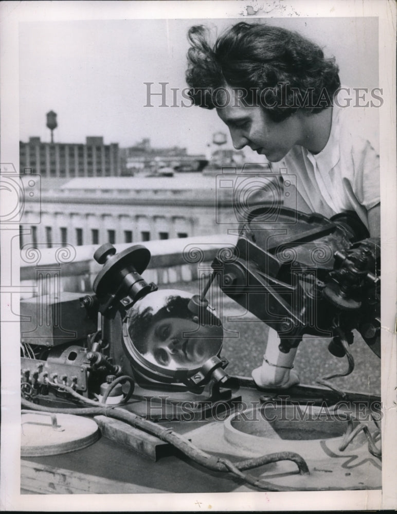 1949 Press Photo Dorothy Lilly, Philadelphia Has Look at the FELS Planetarium's