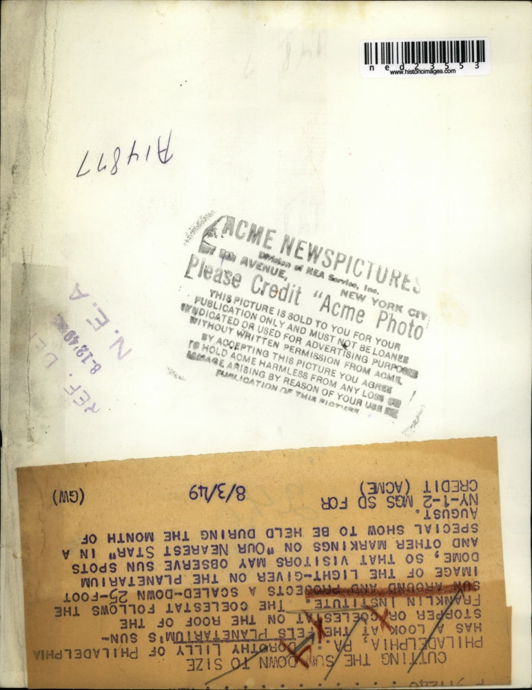 1949 Press Photo Dorothy Lilly, Philadelphia Has Look at the FELS Planetarium's