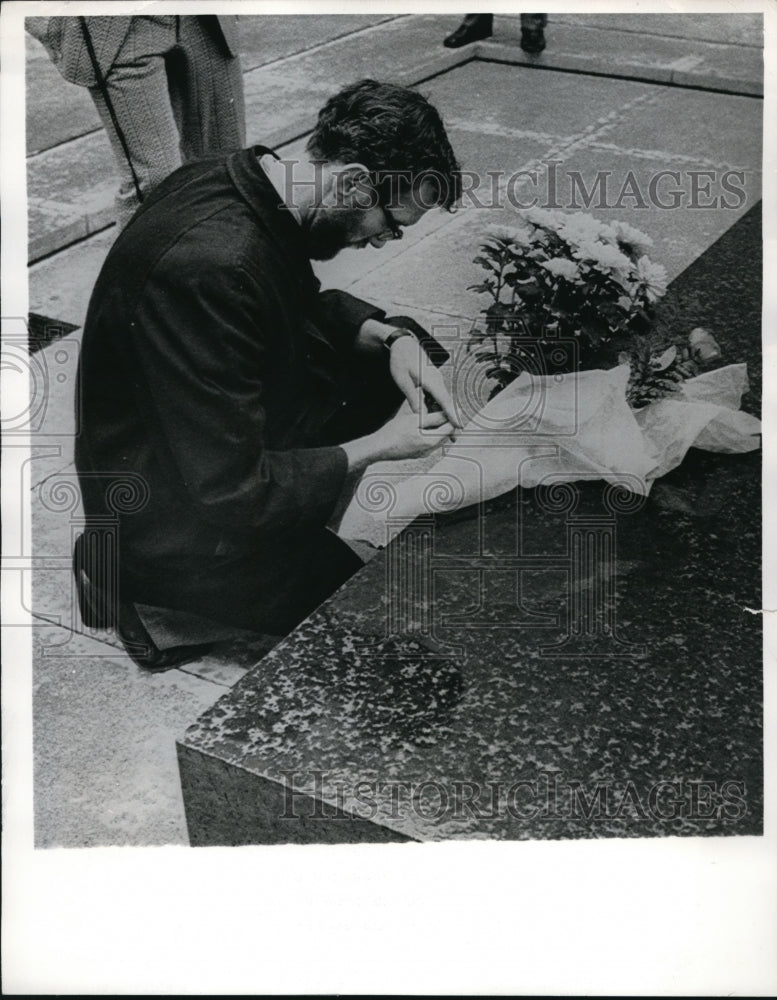 Load image into Gallery viewer, 1976 Press Photo Dallas Texas man at JF Kennedy Memorial on 8th anniversary
