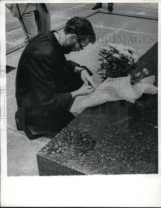 1976 Press Photo Dallas Texas man at JF Kennedy Memorial on 8th anniversary