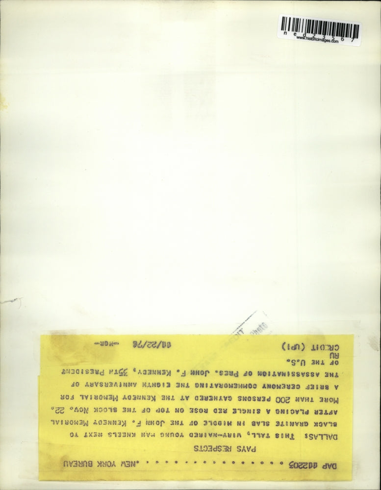 1976 Press Photo Dallas Texas man at JF Kennedy Memorial on 8th anniversary