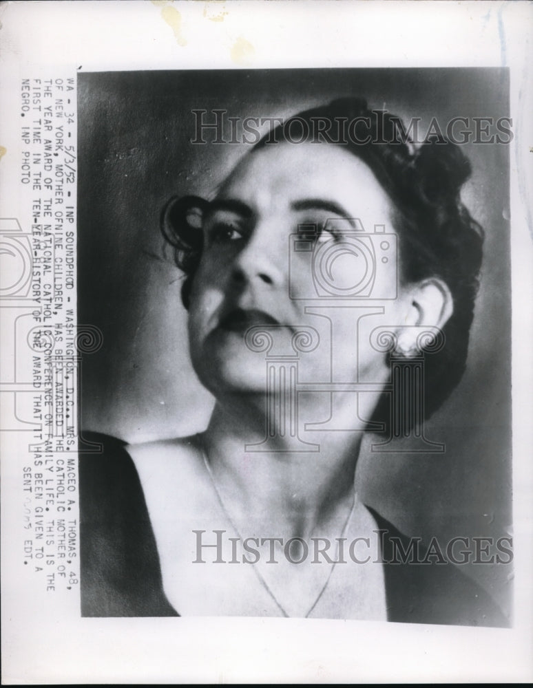 Load image into Gallery viewer, 1952 Press Photo Wash DC Mrs Maceo A Thomas awarded Catholic Mother of teh Year
