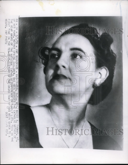 1952 Press Photo Wash DC Mrs Maceo A Thomas awarded Catholic Mother of teh Year