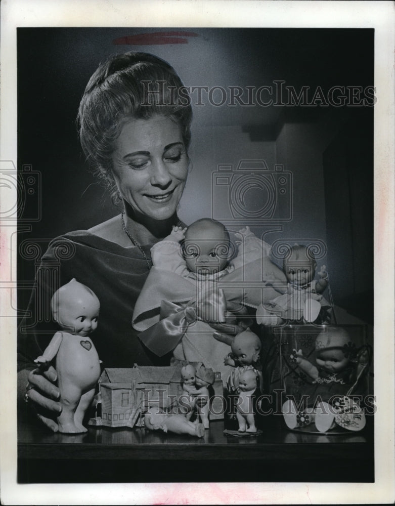 Press Photo Mrs. Jean Cantwell with Dolls.
