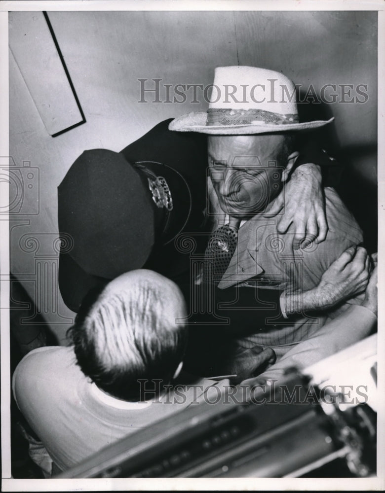 1952 Press Photo Convention Hall Chicago police struggle with C E Chappel as he
