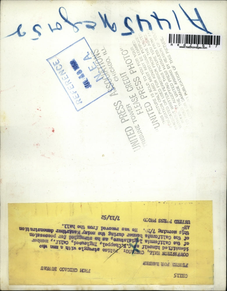 1952 Press Photo Convention Hall Chicago police struggle with C E Chappel as he