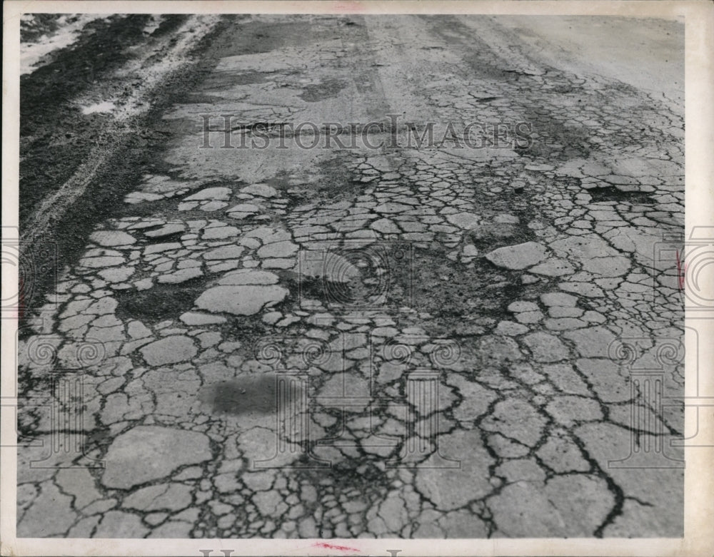 1960 Press Photo Potholes & erosion in Fairview Park roads in Cleveland Ohio