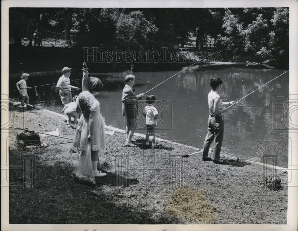 1958 Press Photo Rome Italy children fish in Borghese Gardens ponds