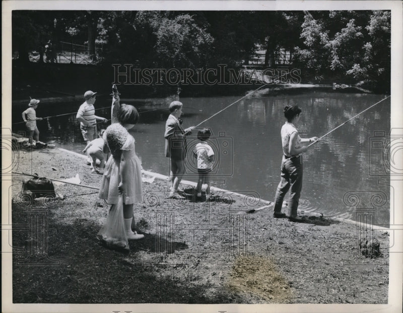 Load image into Gallery viewer, 1958 Press Photo Rome Italy children fish in Borghese Gardens ponds
