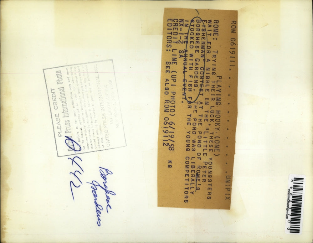 1958 Press Photo Rome Italy children fish in Borghese Gardens ponds