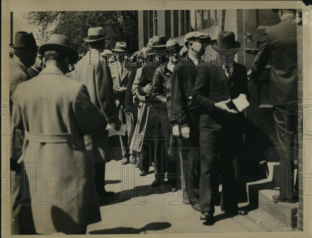 1935 Press Photo White Motors Company workers line up for payoff