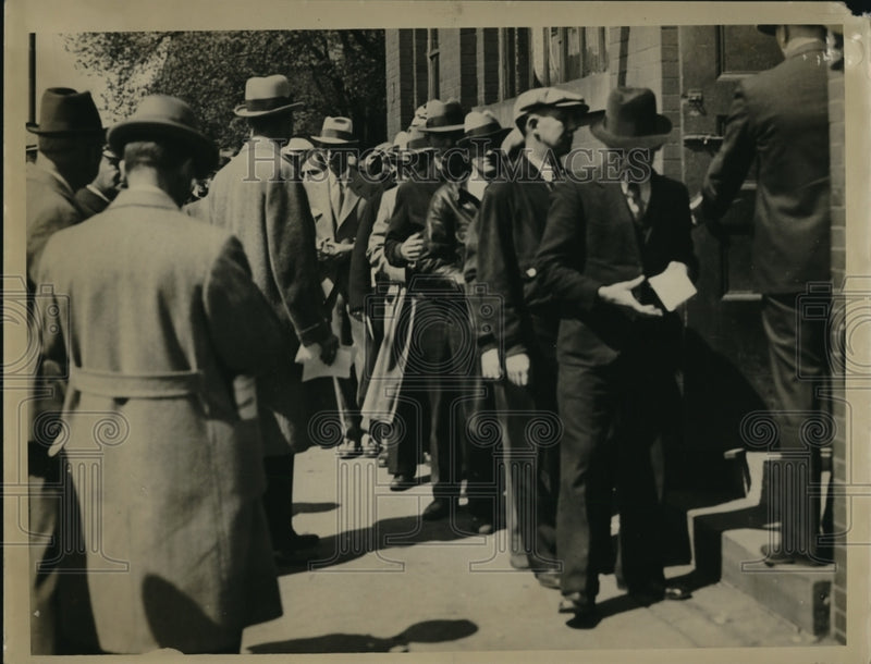 Load image into Gallery viewer, 1935 Press Photo White Motors Company workers line up for payoff
