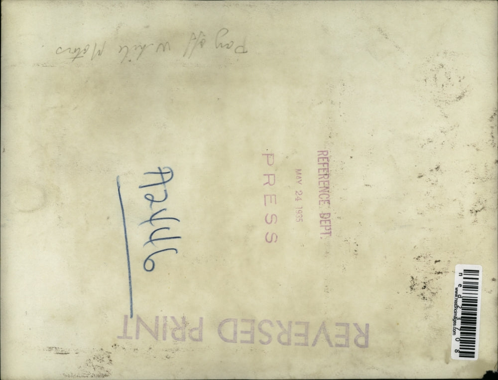 1935 Press Photo White Motors Company workers line up for payoff