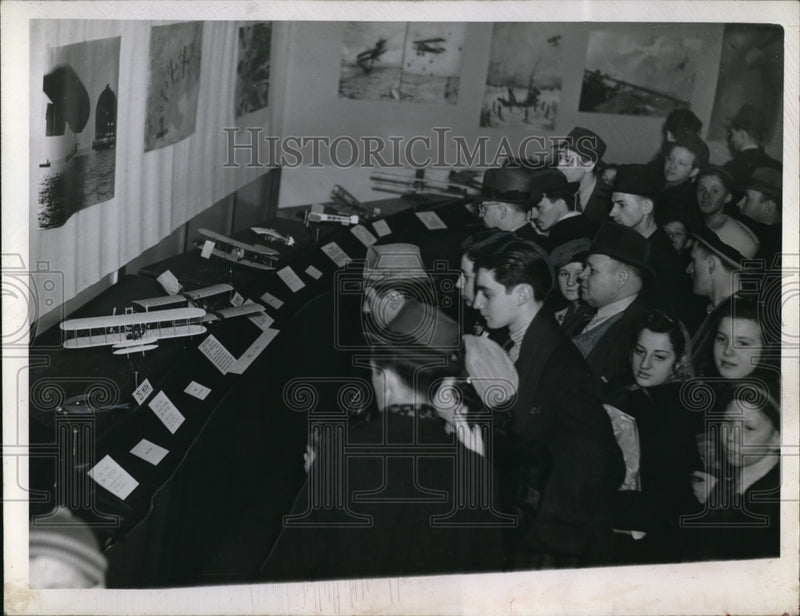 Load image into Gallery viewer, 1941 Press Photo MAy Co. aviation show for employees
