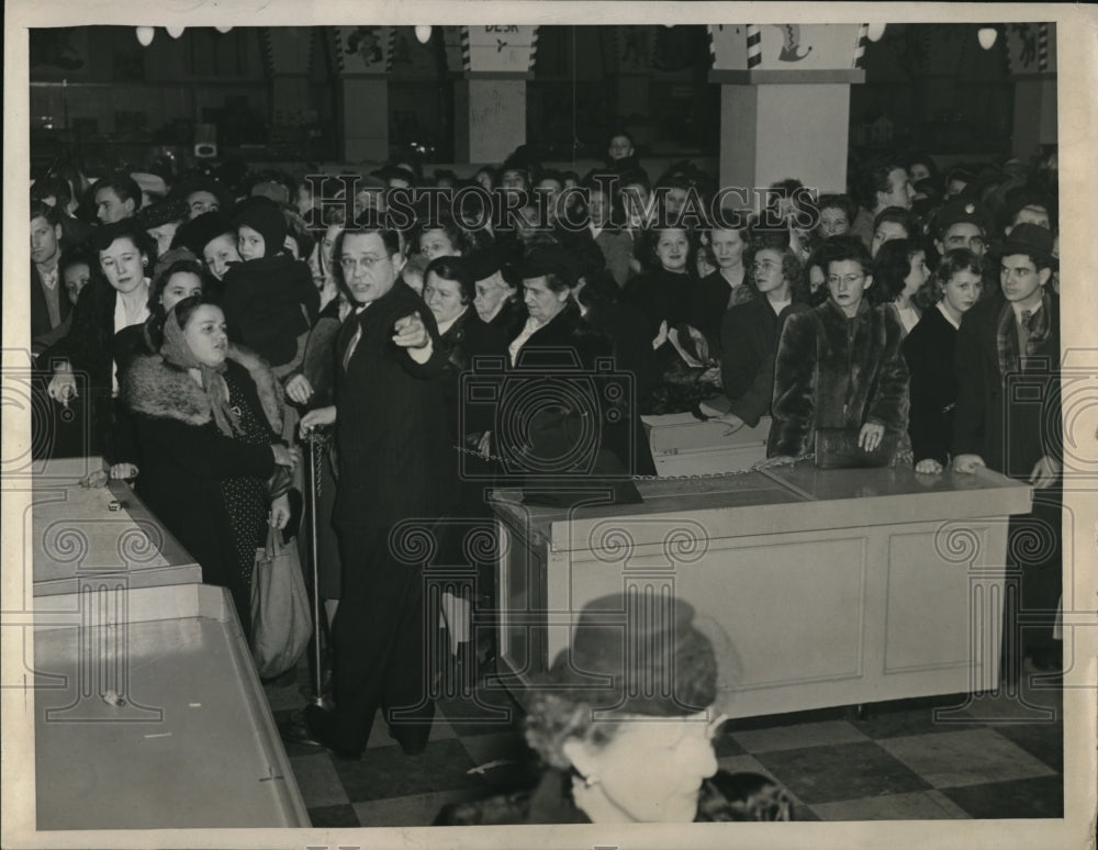 1946 Press Photo Cleveland Ohio dept stores as nylons go on sale